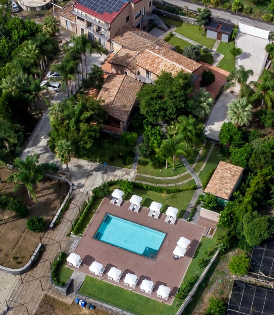 Property building, Day, Neighbourhood, Natural landscape, Bird's eye view, Garden, Garden view, Pool view, Street view, Swimming pool, sunbed