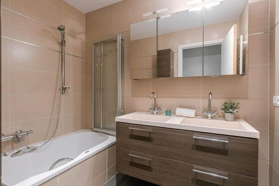 Casiola - Spacious apartment with private car park Apartment in Bruges