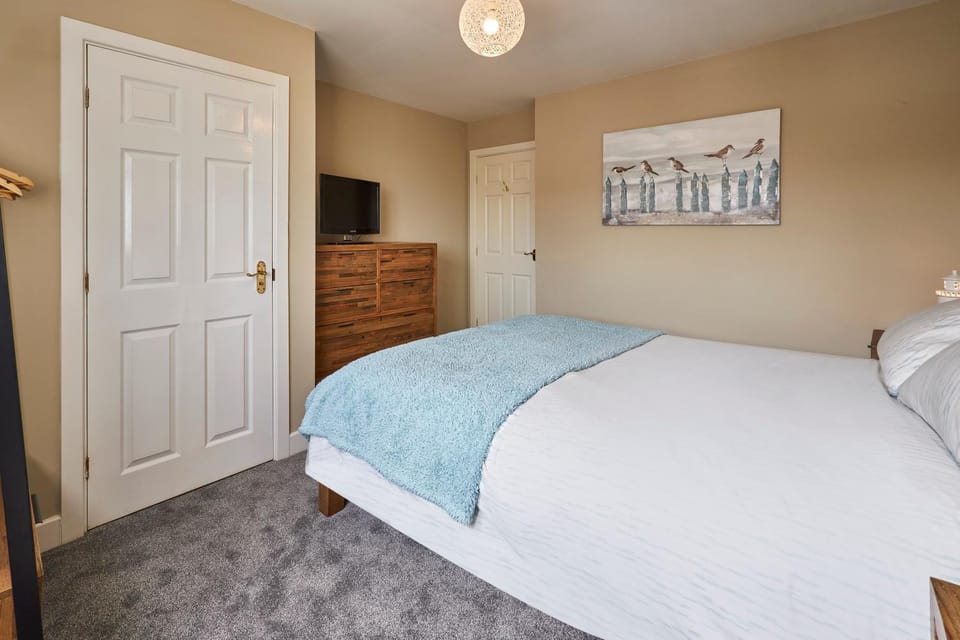 Bed, TV and multimedia, Bedroom