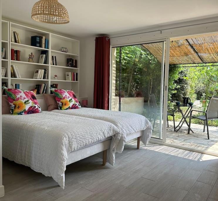 Bed, Garden, Library, Balcony/Terrace, Photo of the whole room, Bedroom, Garden view, Pool view