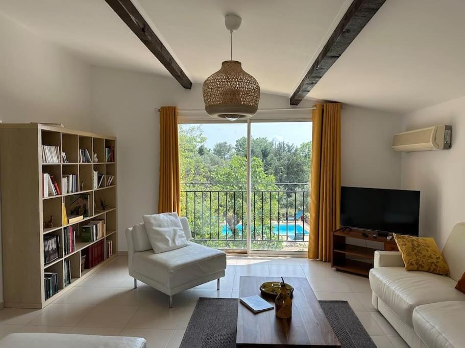 Communal lounge/ TV room, Library, TV and multimedia, Living room, Pool view, air conditioner