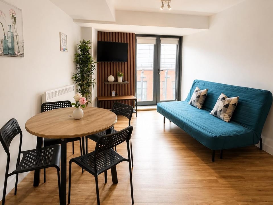 TV and multimedia, Living room, Seating area, Dining area
