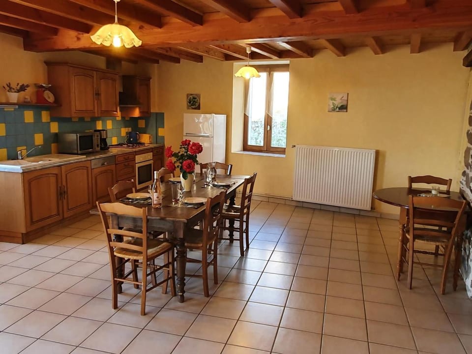 Gîtes Authentiques avec Cheminée et Animaux Bienvenus, 11 Pers. - FR-1-496-273 House in Auvergne-Rhône-Alpes
