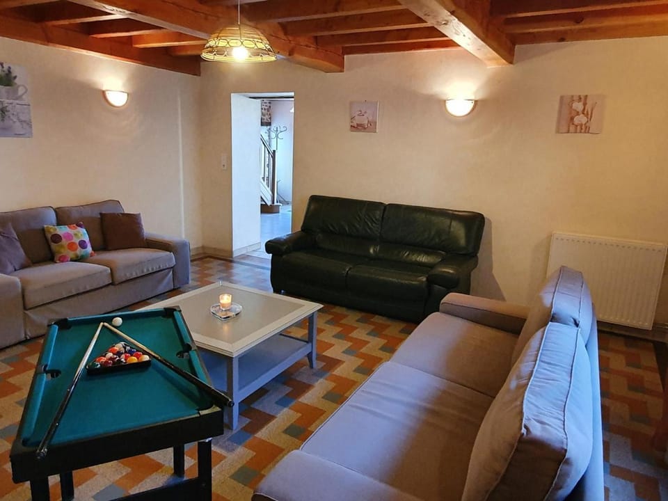 Gîtes Authentiques avec Cheminée et Animaux Bienvenus, 11 Pers. - FR-1-496-273 House in Auvergne-Rhône-Alpes