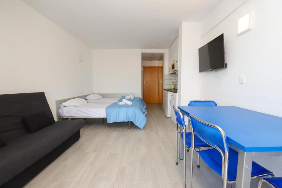 Bed, TV and multimedia, Seating area, Dining area