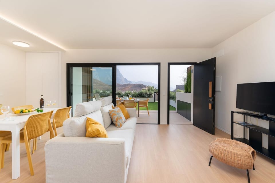 TV and multimedia, Living room, Garden view