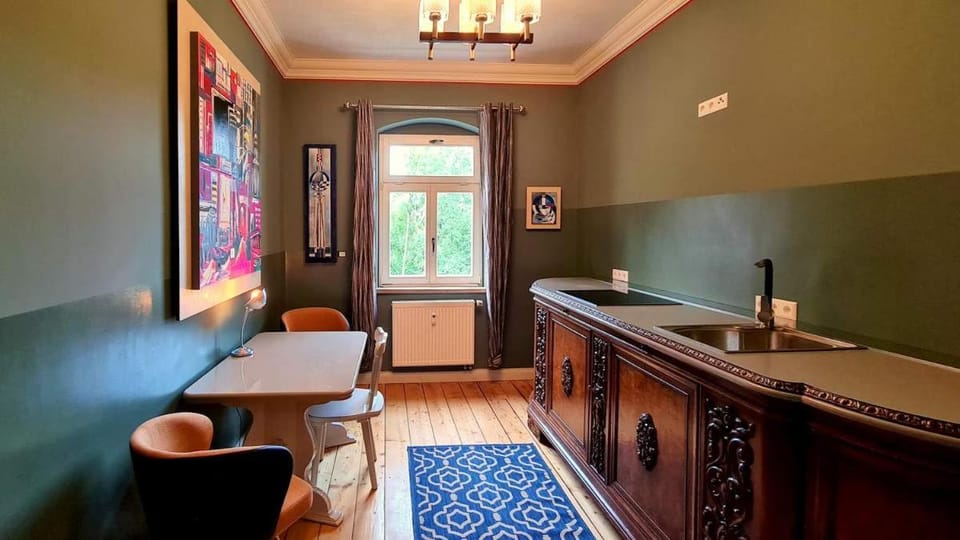 Kitchen or kitchenette, Dining area