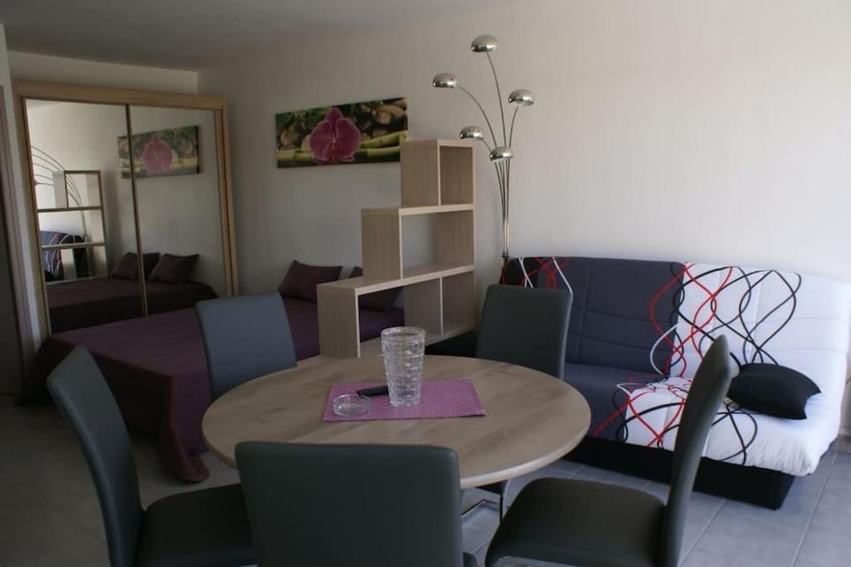 Studio 52, Héliopolis E au village naturiste Apartment in Agde