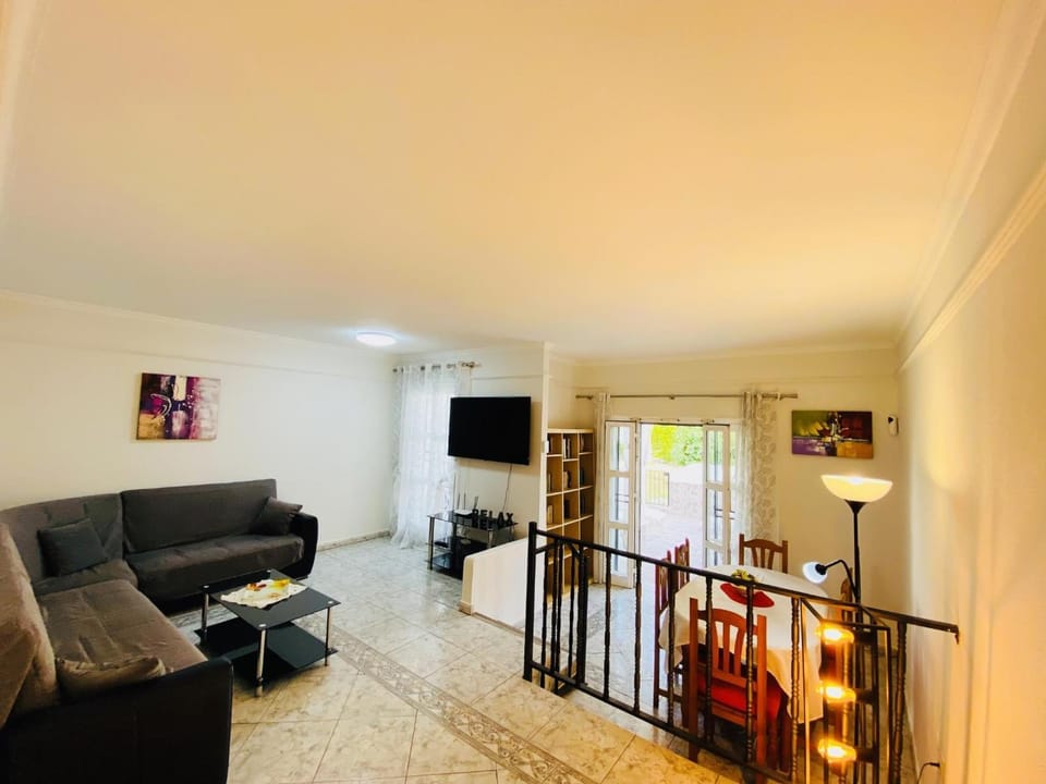 Communal lounge/ TV room, TV and multimedia, Living room, Seating area, Dining area