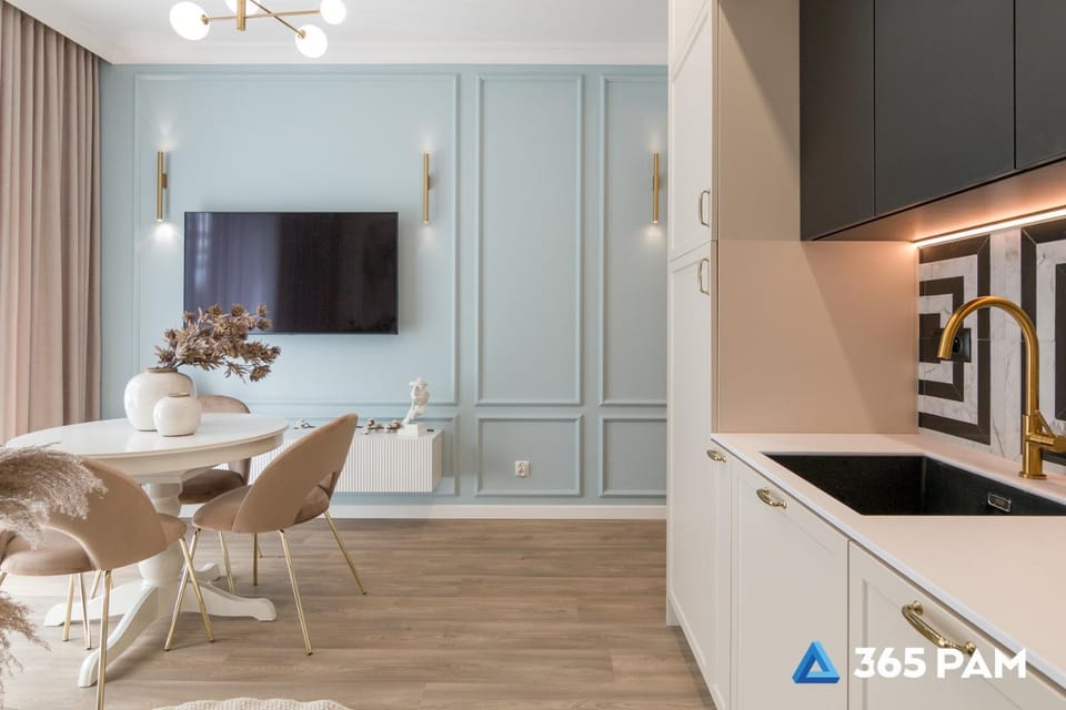 TV and multimedia, Kitchen or kitchenette, Living room, Seating area, Dining area