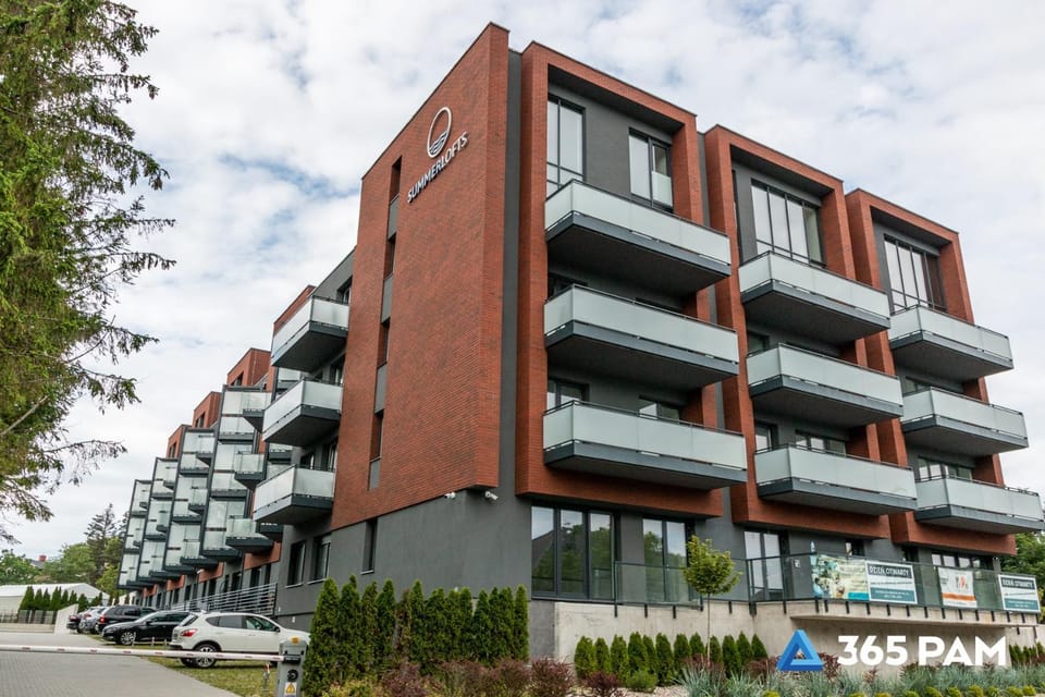 Property building, Day, Neighbourhood, Street view, Location, Parking