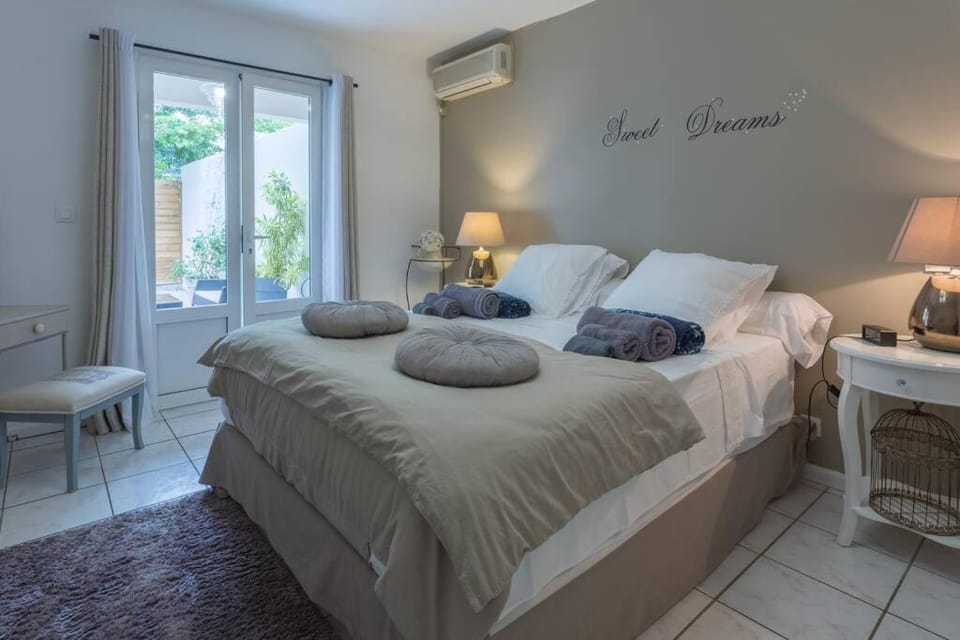 Le Grand Badamier Blanc grande villa familiale 5 étoiles piscine chauffée 17 personnes Villa in Saint-Paul