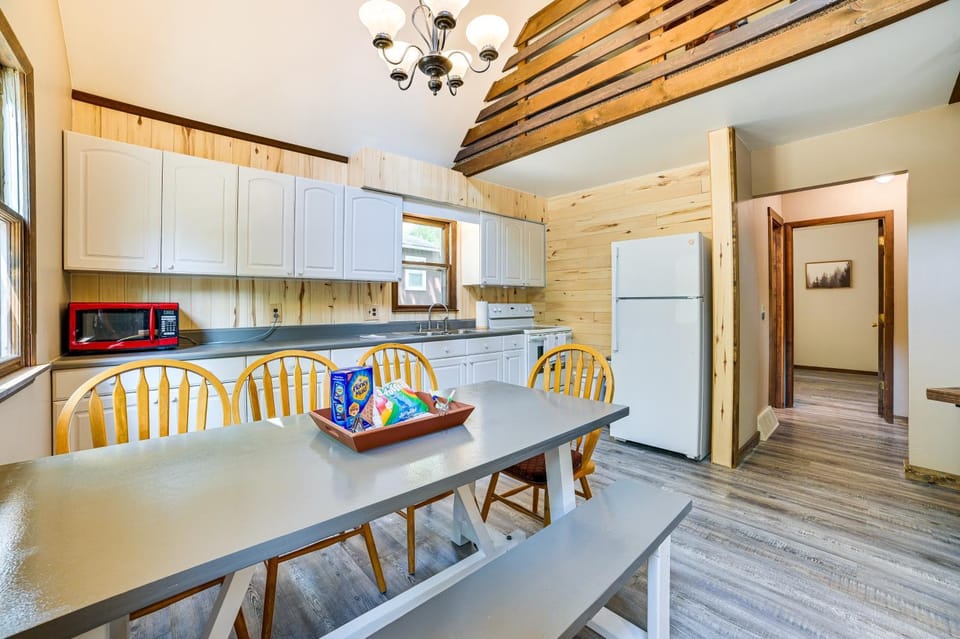 Family Roscommon Home - 3 Mi to Higgins Lake House in Michigan