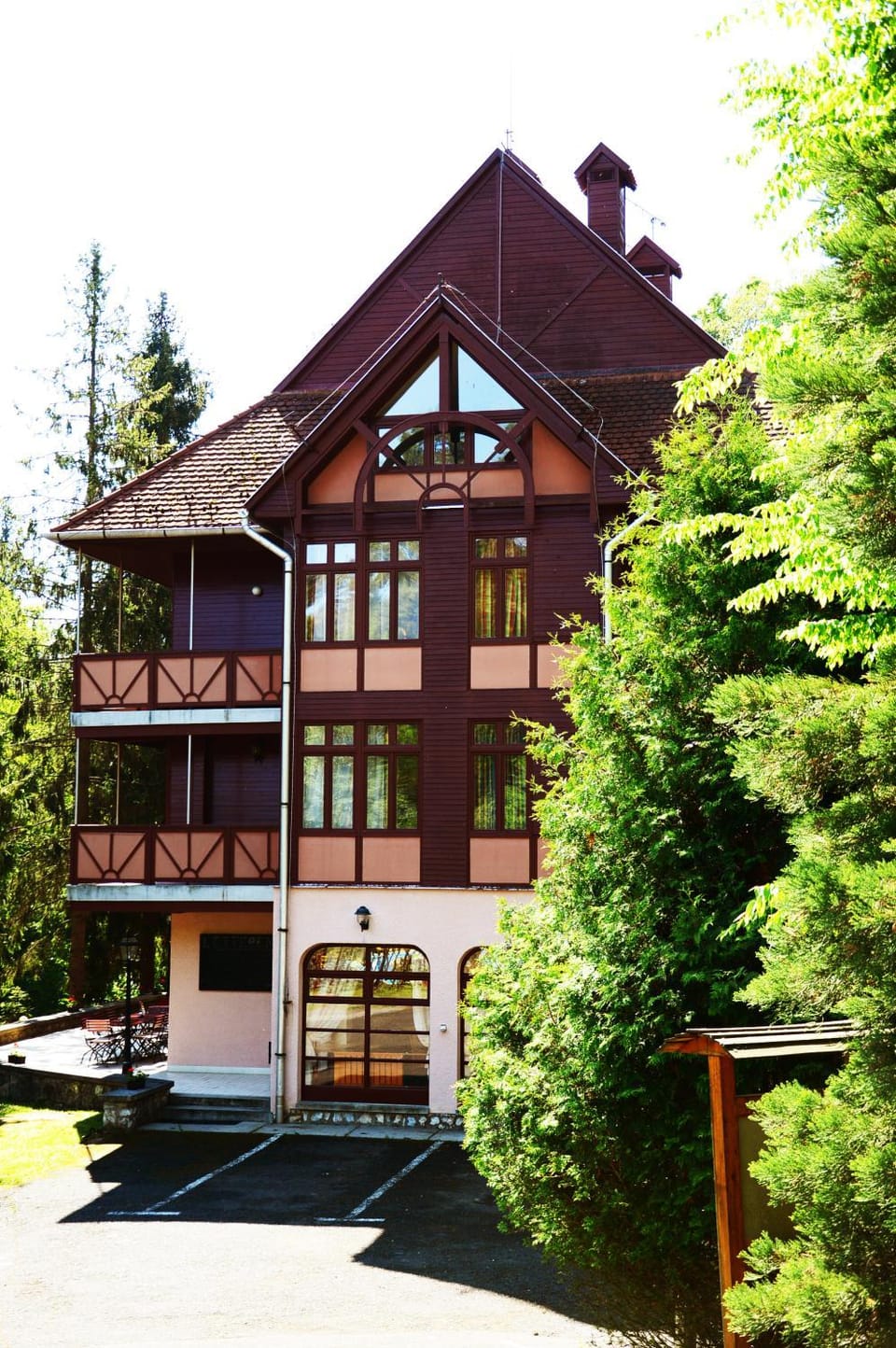 Property building, Facade/entrance, Spring, Day, Natural landscape