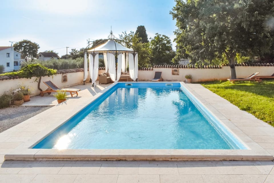 Property building, Garden view, Pool view, Pool view, Swimming pool, sunbed