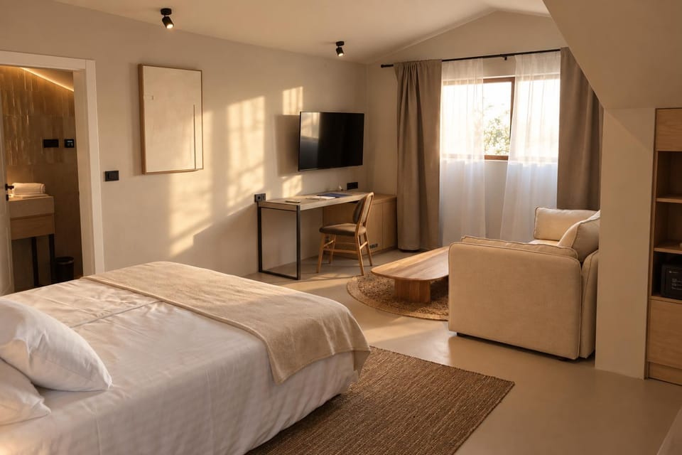 Communal lounge/ TV room, Bed, TV and multimedia, Bedroom