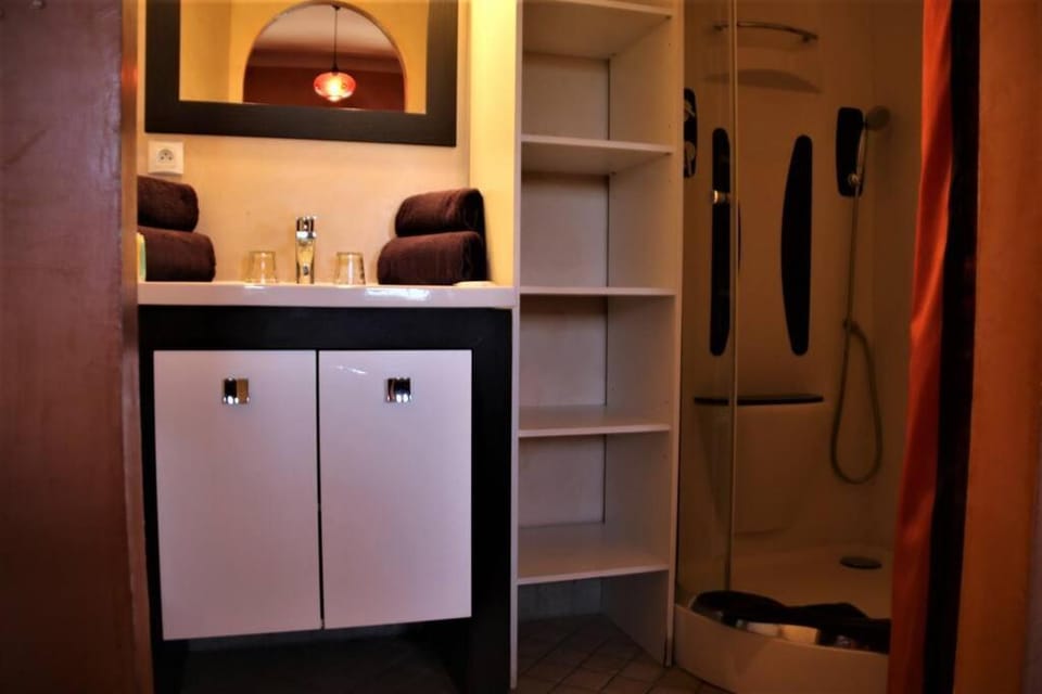 Chambre Meknes, Riad 7 au village naturiste Couple only Riad in Agde