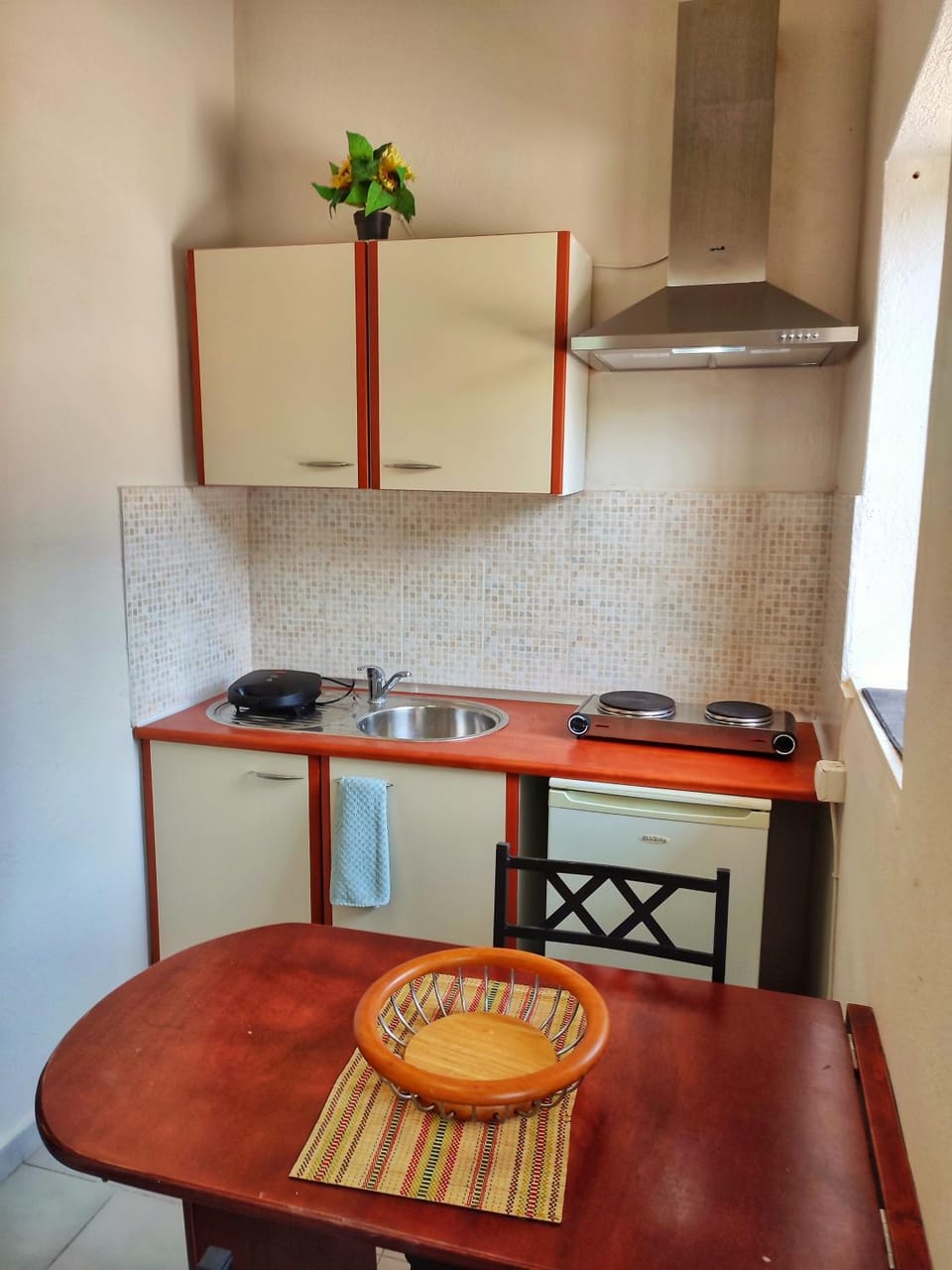 Kitchen or kitchenette, Dining area, stove