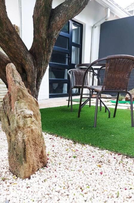 Modern, cozy private studio with garden, self check-in Apartment in Sandton