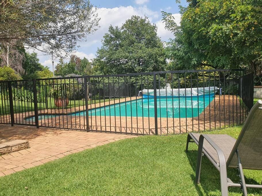 Modern, cozy private studio with garden, self check-in Apartment in Sandton
