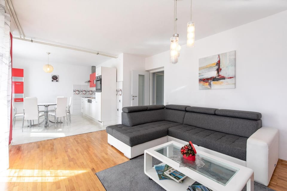 TV and multimedia, Kitchen or kitchenette, Seating area