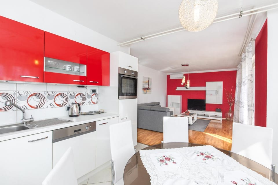 Kitchen or kitchenette, Dining area, dishwasher, stove