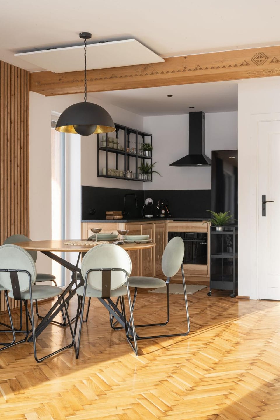 Kitchen or kitchenette, Dining area