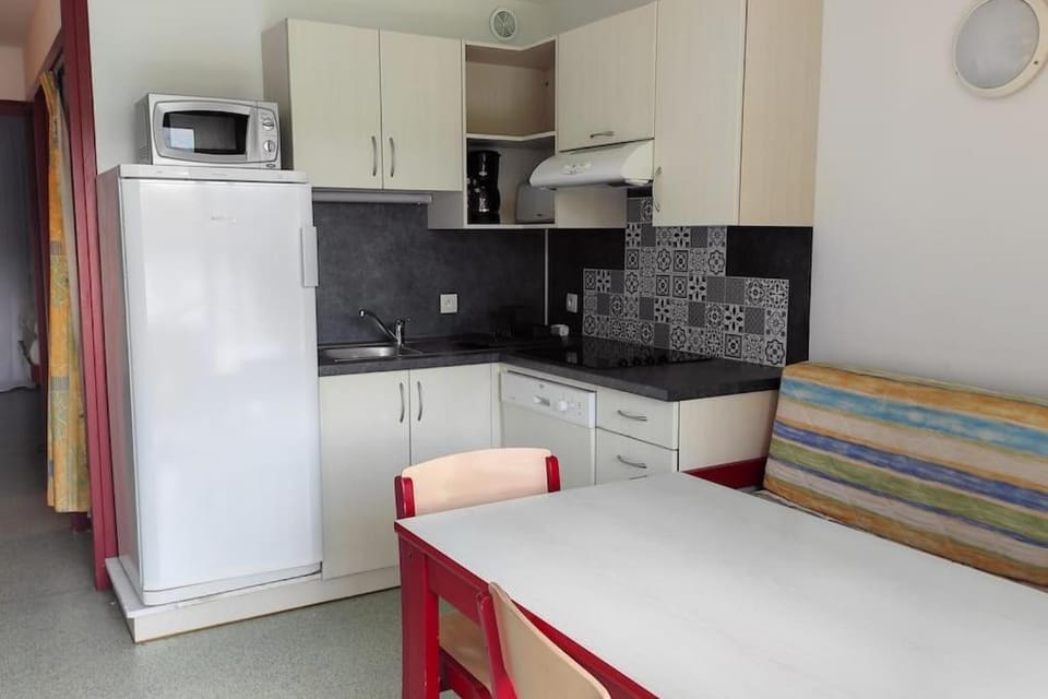 Kitchen or kitchenette, Dining area, dishwasher, minibar, stove