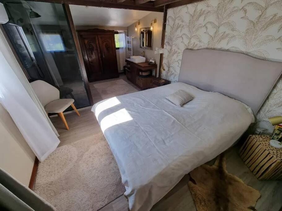 Photo of the whole room, Bedroom