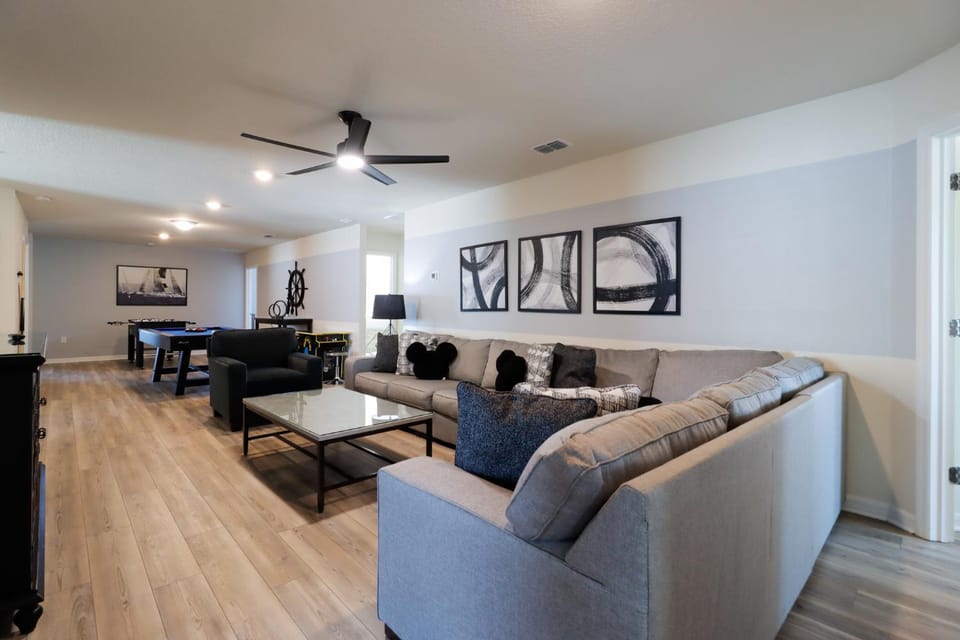 TV and multimedia, Living room, Seating area, Evening entertainment