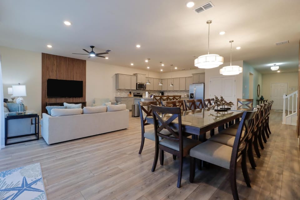 Kitchen or kitchenette, Living room, Seating area, Dining area, pet friendly, stove