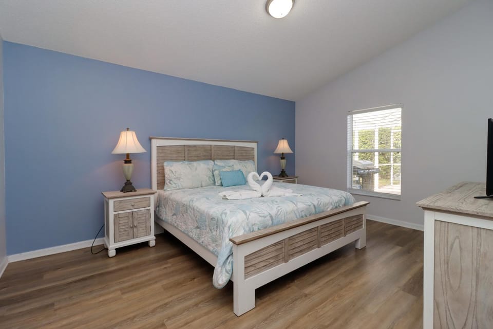 Bed, TV and multimedia, Bedroom