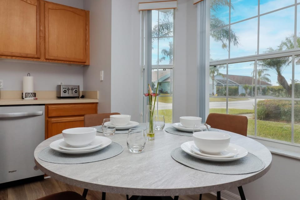 Kitchen or kitchenette, Seating area, Dining area