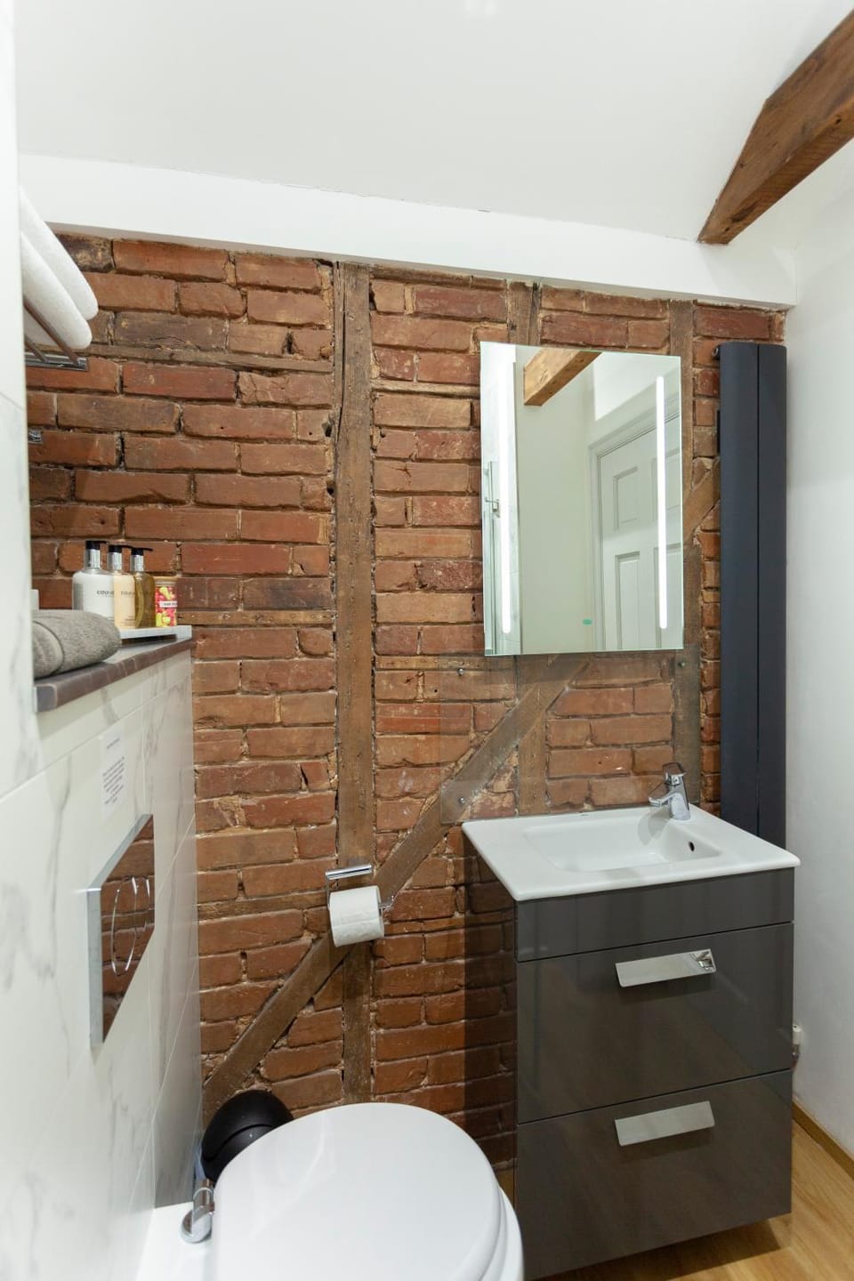 Apartment 5 at Number 8: 1 bedroom, sofa bed in lounge, kitchenette & walk-in shower Apartment in Canterbury