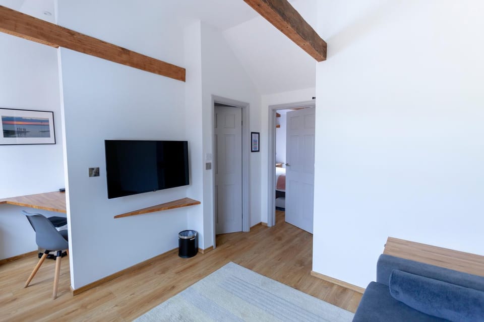Apartment 5 at Number 8: 1 bedroom, sofa bed in lounge, kitchenette & walk-in shower Apartment in Canterbury