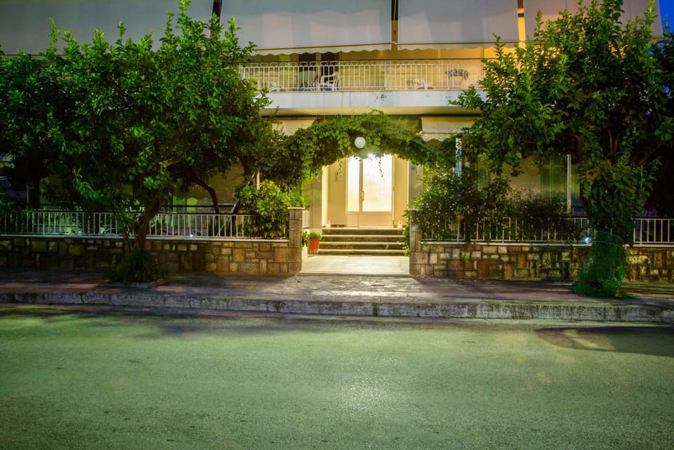 Facade/entrance, Night, Garden
