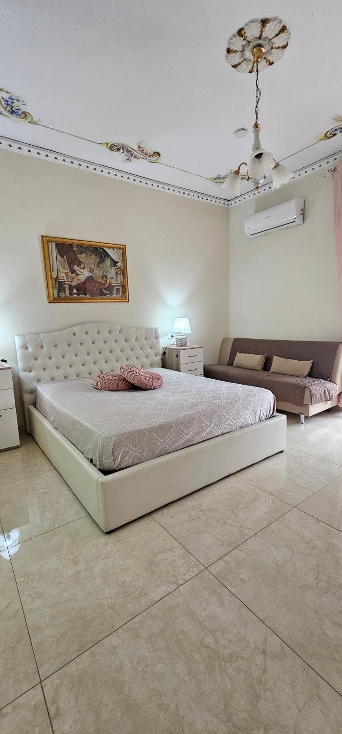 Bed, Photo of the whole room, Bedroom, air conditioner