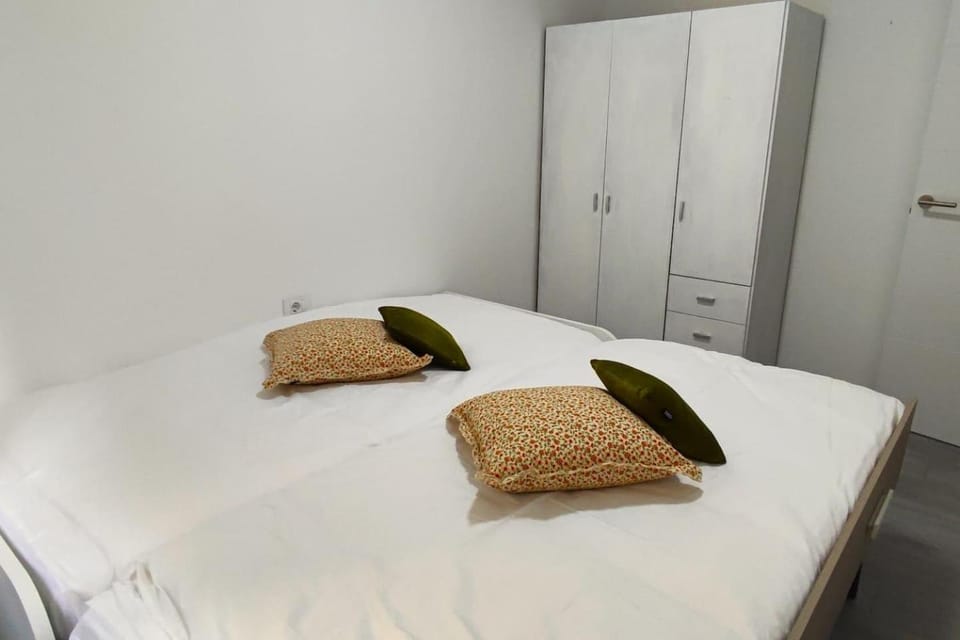 Bed, Photo of the whole room, Bedroom, wardrobe