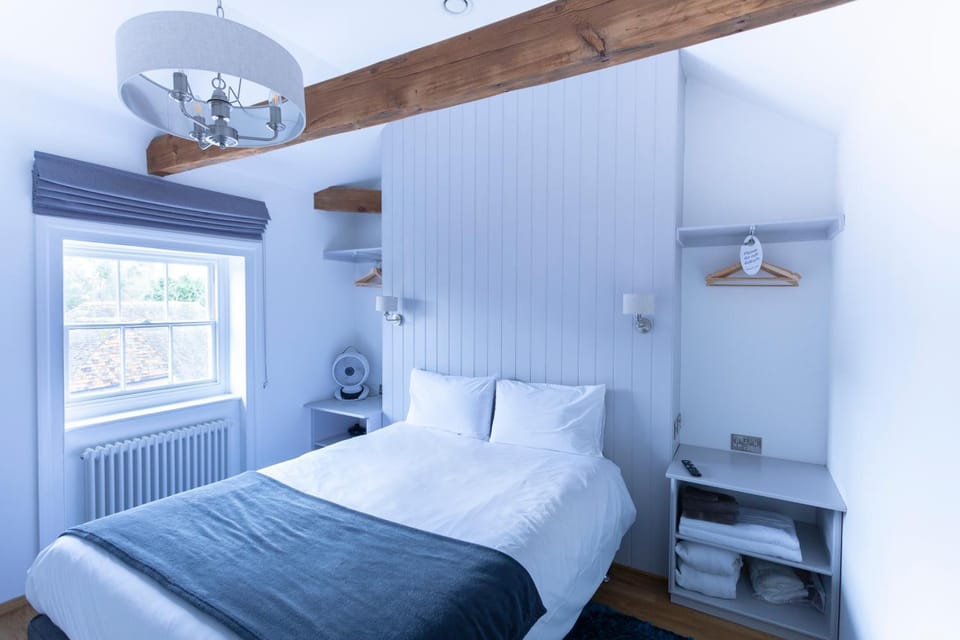 Apartment 6 at Number 8: City centre, 1 bedroom, sofa bed in lounge Apartment in Canterbury