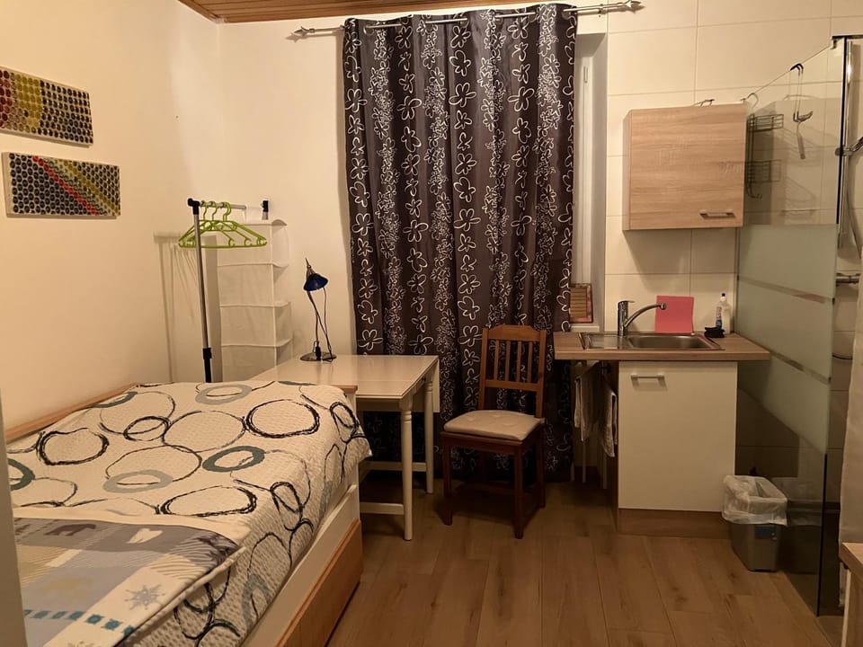 Bed, Photo of the whole room, Seating area, Dining area, Bedroom
