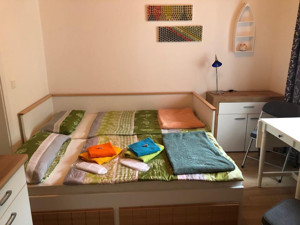 Bed, Kitchen or kitchenette, Photo of the whole room, Seating area, Dining area, Bedroom, towels