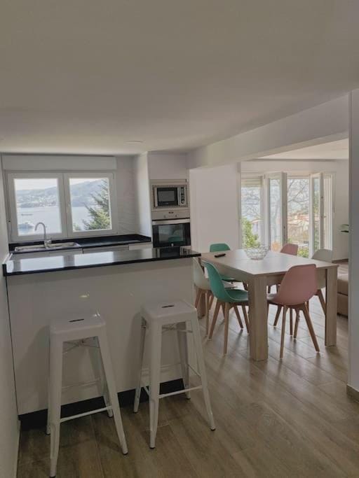 Amanecer. Alojamiento entero nuevo con vistas al mar. Apartment in Bueu