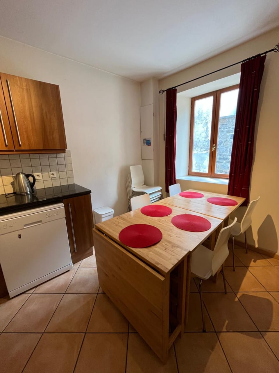 Coffee/tea facilities, Kitchen or kitchenette, Dining area
