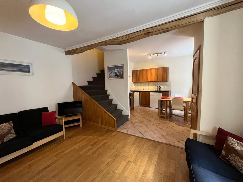 TV and multimedia, Kitchen or kitchenette, Living room, Seating area, Dining area