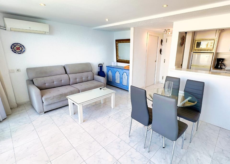 Kitchen or kitchenette, Living room, Dining area, minibar, air conditioner