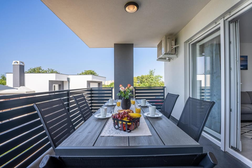 Patio, Day, View (from property/room), Balcony/Terrace, Seating area, Dining area