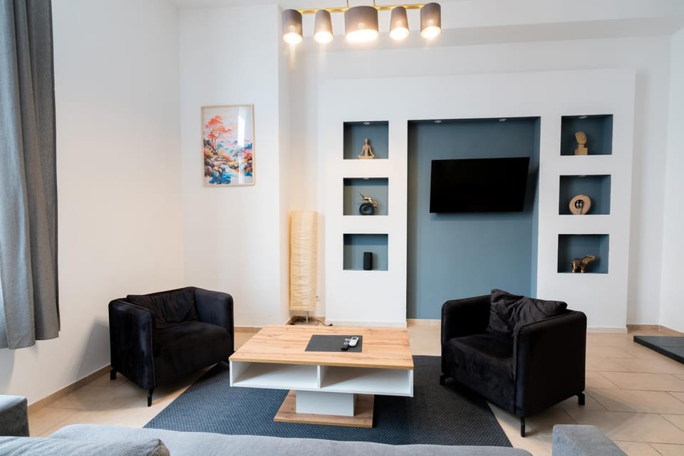 Communal lounge/ TV room, Living room, Seating area, Evening entertainment