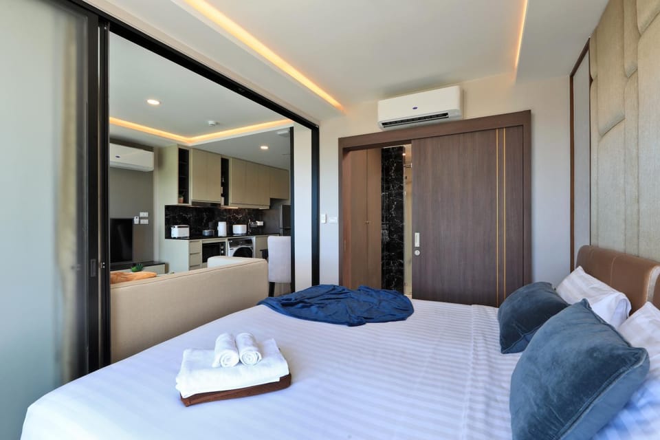 Bed, TV and multimedia, Kitchen or kitchenette, Living room, Seating area, Bedroom, towels, air conditioner