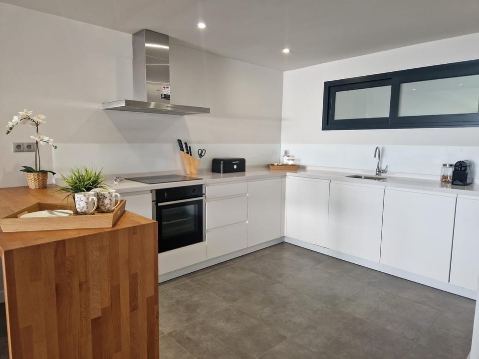 Coffee/tea facilities, Kitchen or kitchenette, dishwasher, oven, stove, toaster