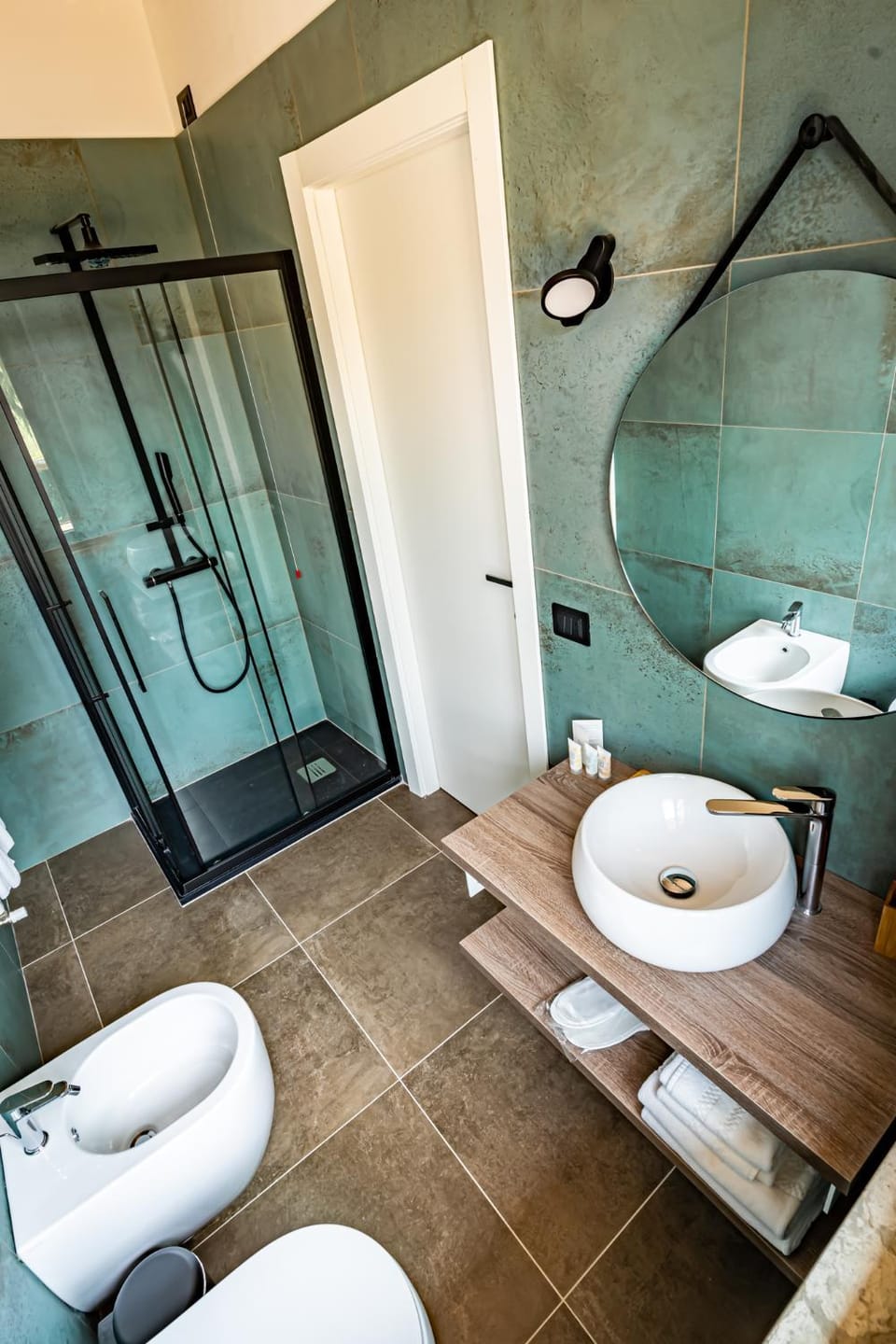 Shower, Toilet, Bathroom, bidet, towels